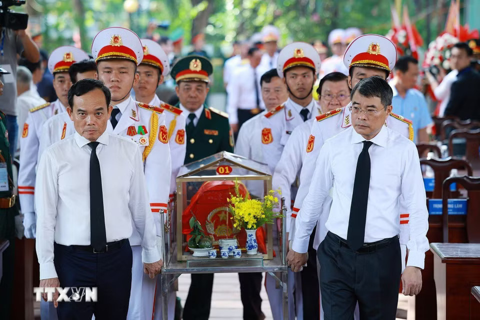 ee4c39710c9be04695932f1a3c19286c18f1ada-_ttxvn-0606-thu-tuong-du-le-quy-tap-hai-cot-liet-sy-thanh-pho-ho-chi-minh-1.jpg