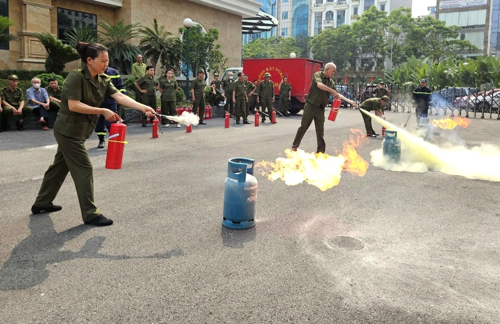 luc-luong-tham-gia-bao-ve-an-ninh-trat-tu-o-co-so-phuong-cau-giay-va-phuong-yen-hoa-tham-gia-tap-huan-nghiep-vu-phong-chay-chua-chay.-anh-van-cuong.jpg