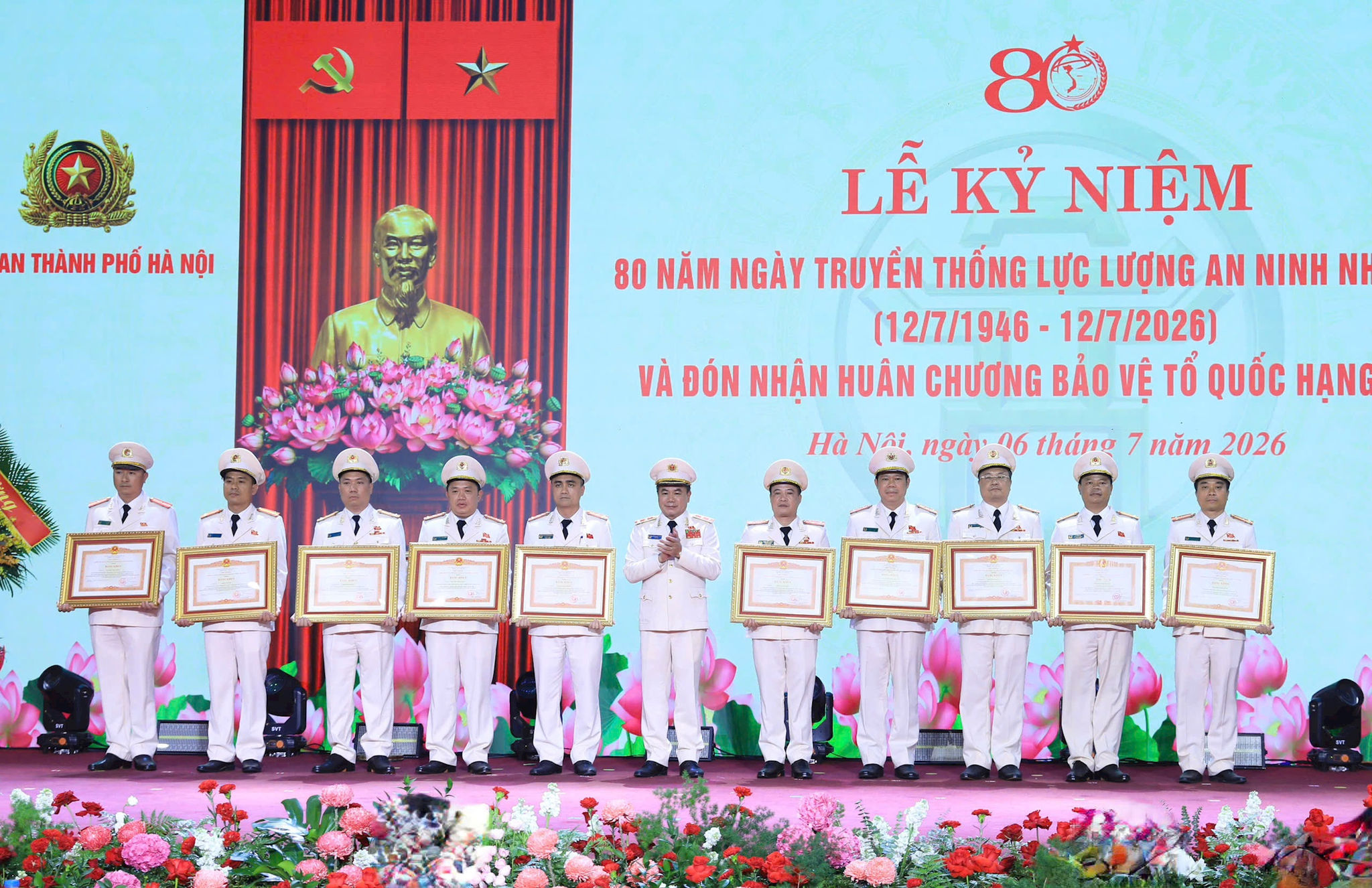 Trung tướng Nguyễn Thanh Tùng, Giám đốc Công an thành phố Hà Nội trao Bằng khen của Thủ tướng Chí tặng các tập thể, cá nhân xuất sắc. Ảnh Quang Thái