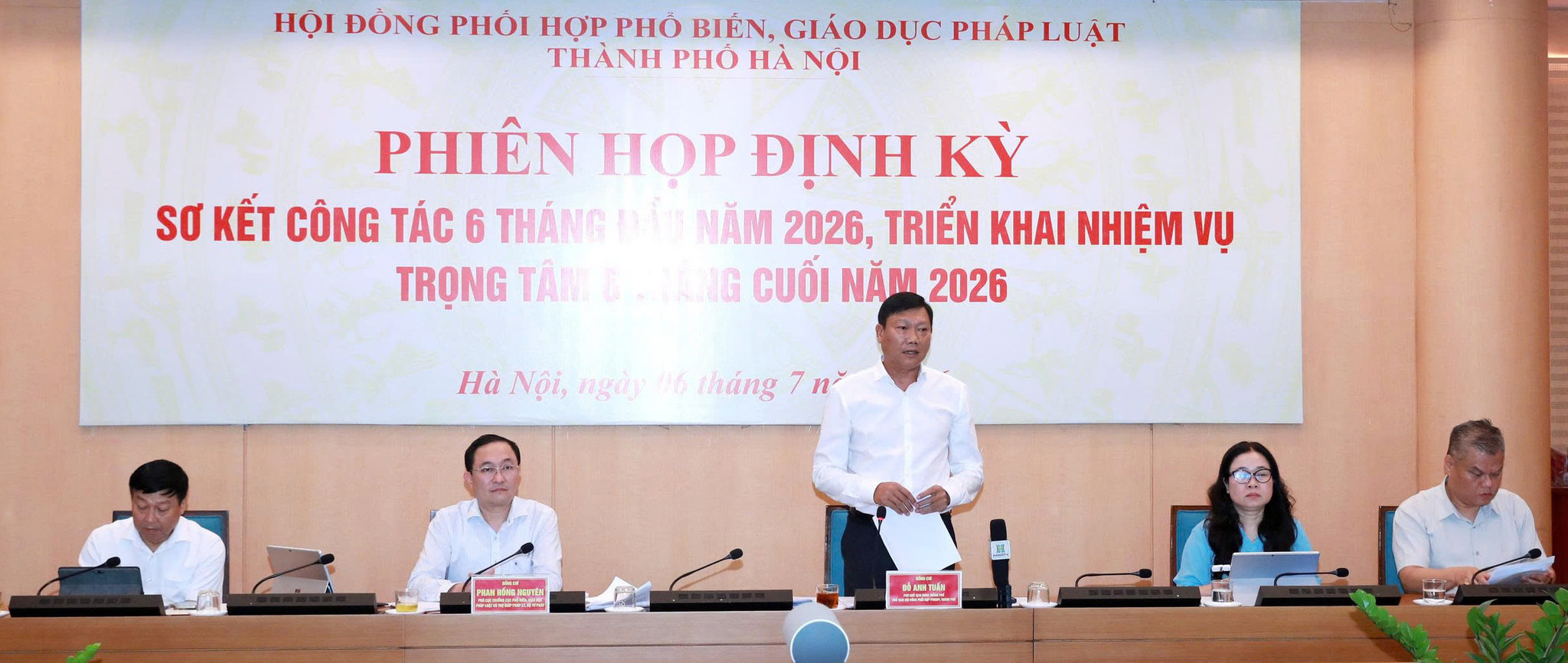 Đồng chí Đỗ Anh Tuấn, Ủy viên Ban Thường vụ Thành ủy, Phó Chủ tịch UBND thành phố, Chủ tịch Hội đồng PBGDPL thành phố H chủ trì phiên họp. Ảnh: Huy Kiên