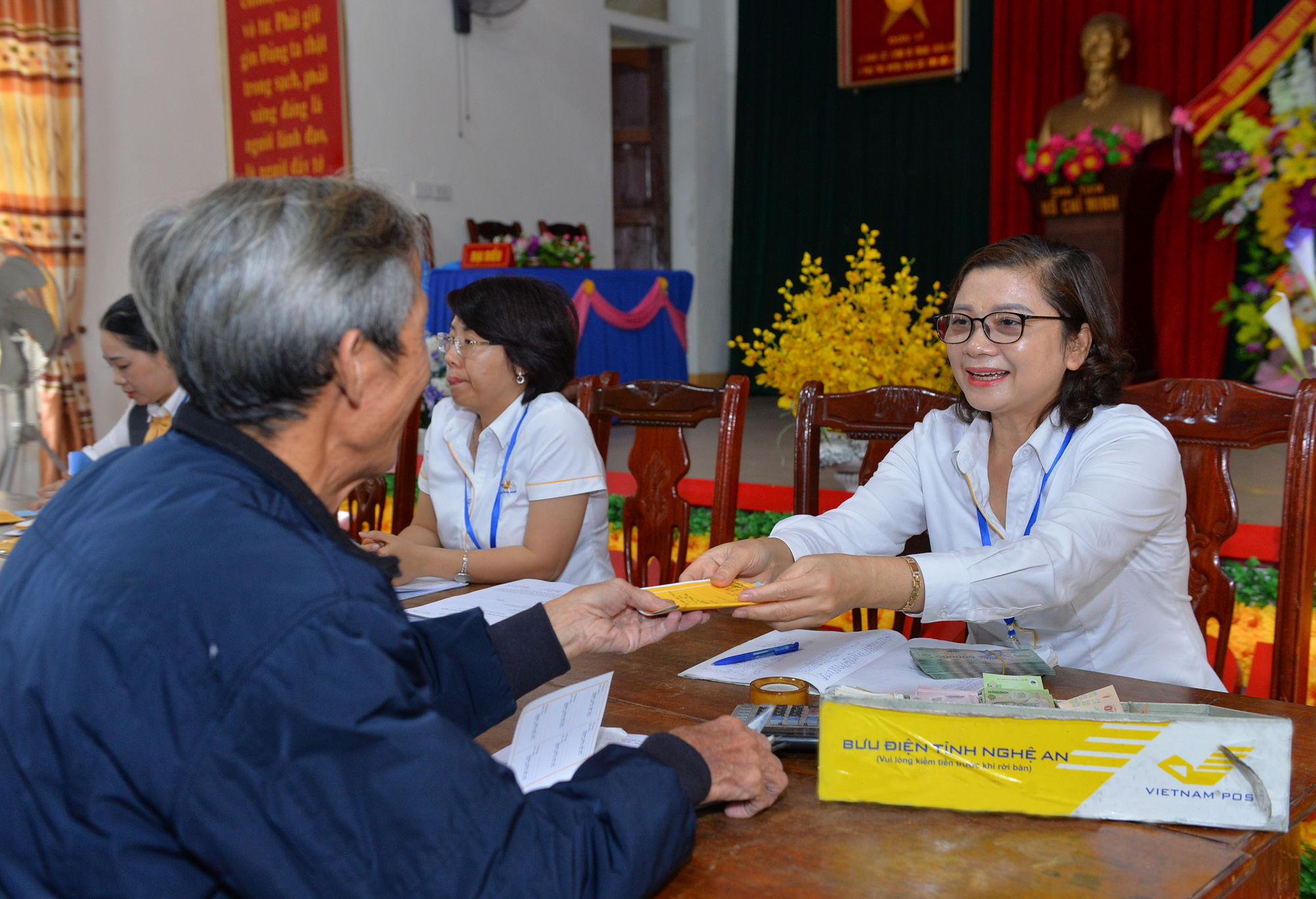 buu-dien-nghe-an-thuc-hien-chi-tra-cac-che-do-an-sinh-xa-hoi-bao-dam-an-toan-chinh-xac-thuan-tien-cho-nguoi-dan.jpg