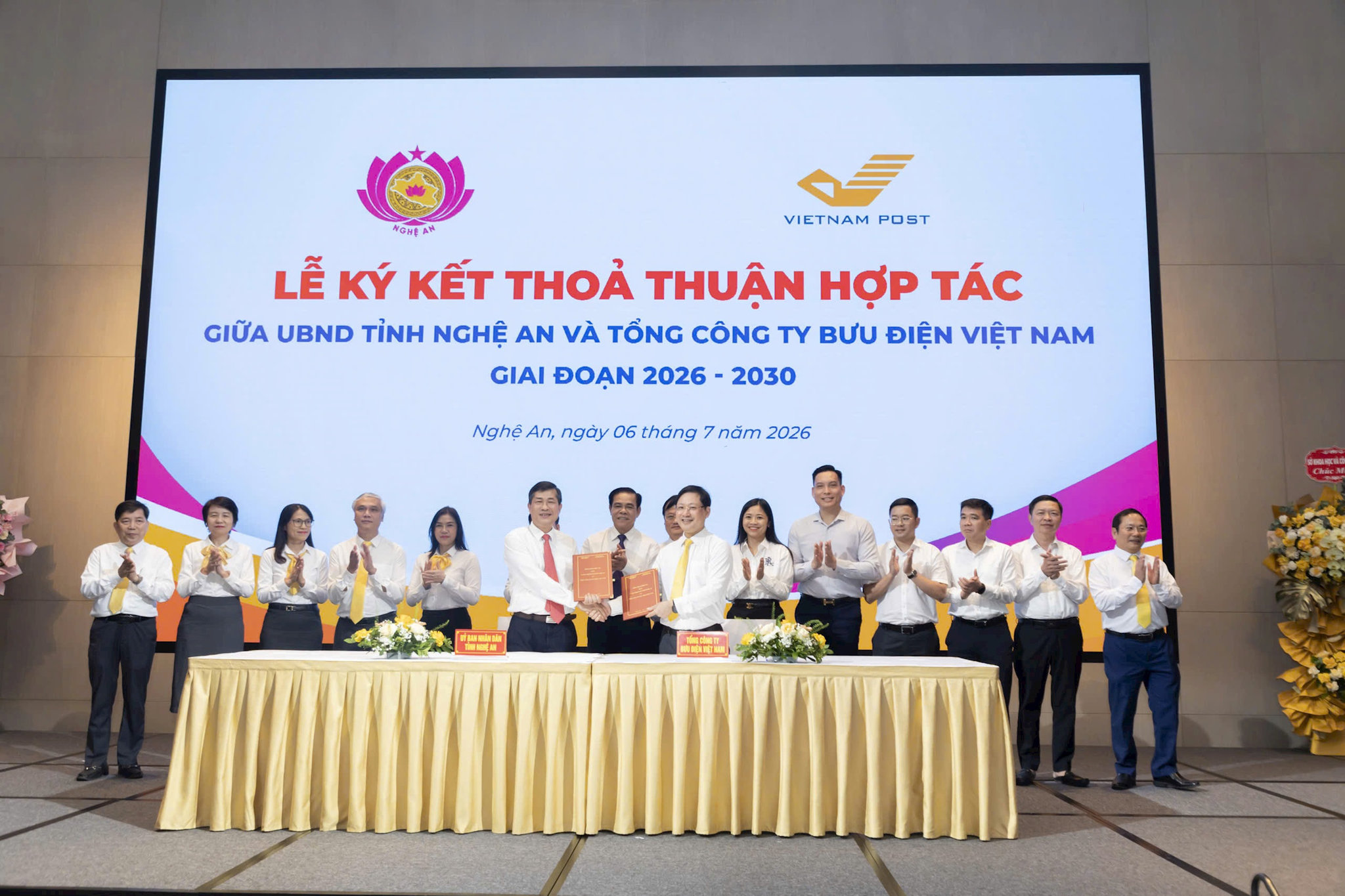 le-ky-ket-thoa-thuan-hop-tac-giua-ubnd-tinh-nghe-an-va-tong-cong-ty-buu-dien-viet-nam-giai-doan-2026-2030-mo-ra-nhieu-noi-dung-phoi-hop-thiet-thuc-trong-phuc-v-.jpg