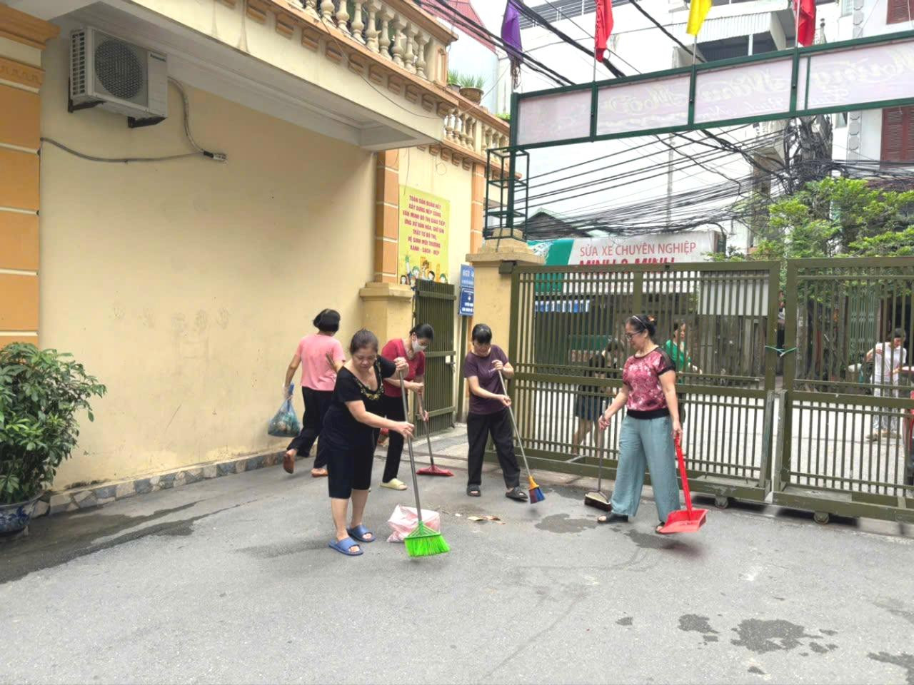 Các hội viên phụ nữ cùng nhau quét dọn, thu gom rác thải, góp phần xây dựng môi trường xanh, sạch, đẹp. Ảnh: Tuệ Lâm