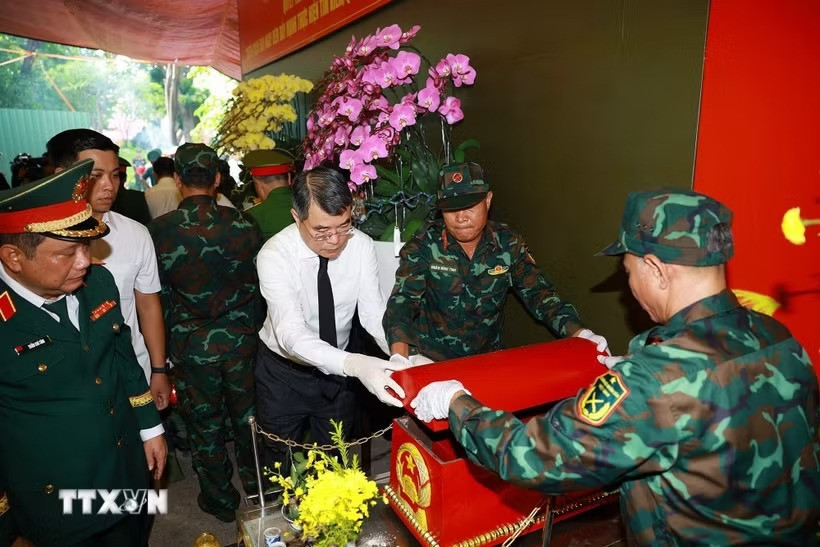 thu-tuong-du-le-quy-tap-hai-cot-liet-sy-thanh-pho-ho-chi-minh-3.jpg