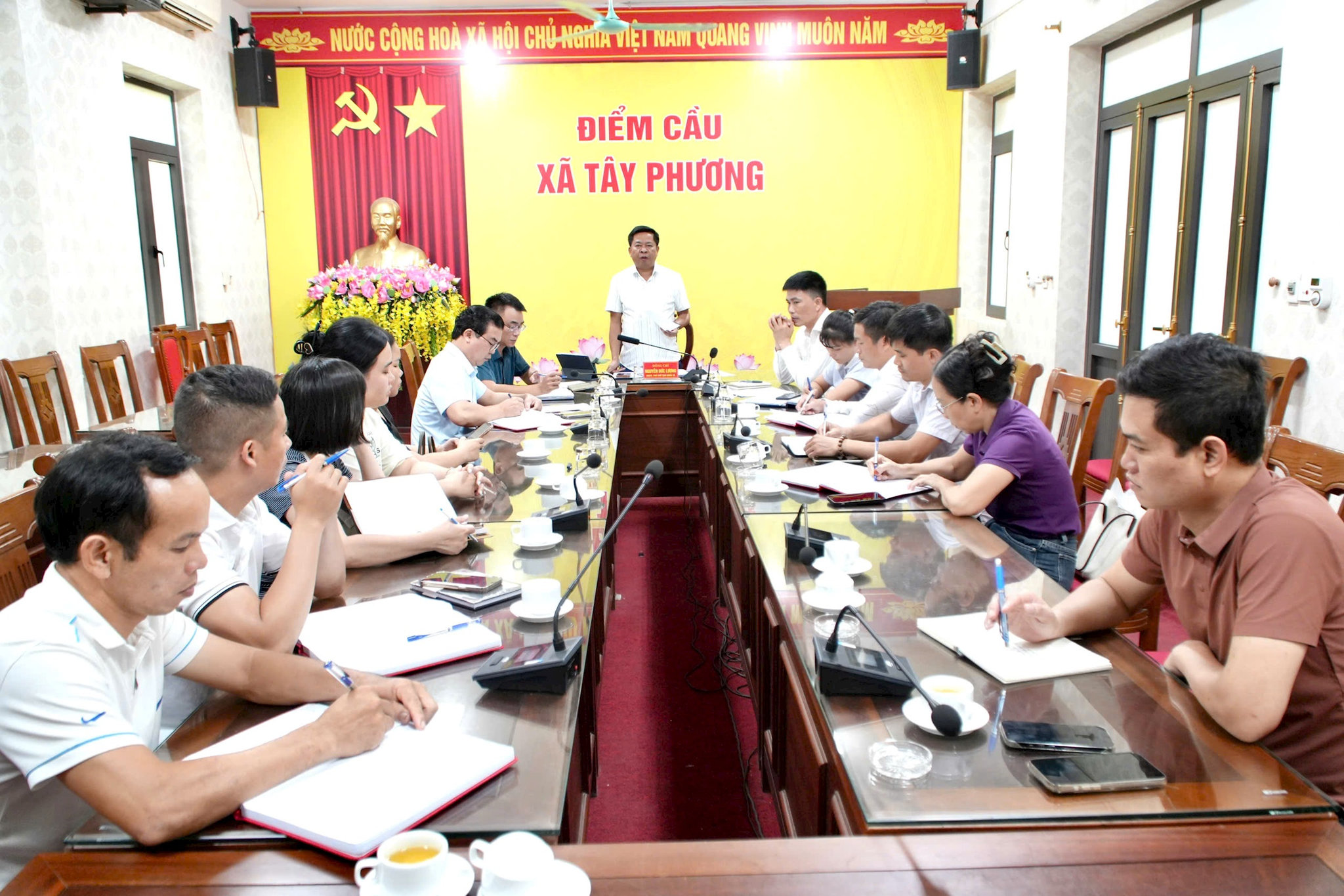 Quang cảnh buổi họp. Ảnh: Hữu Dũng