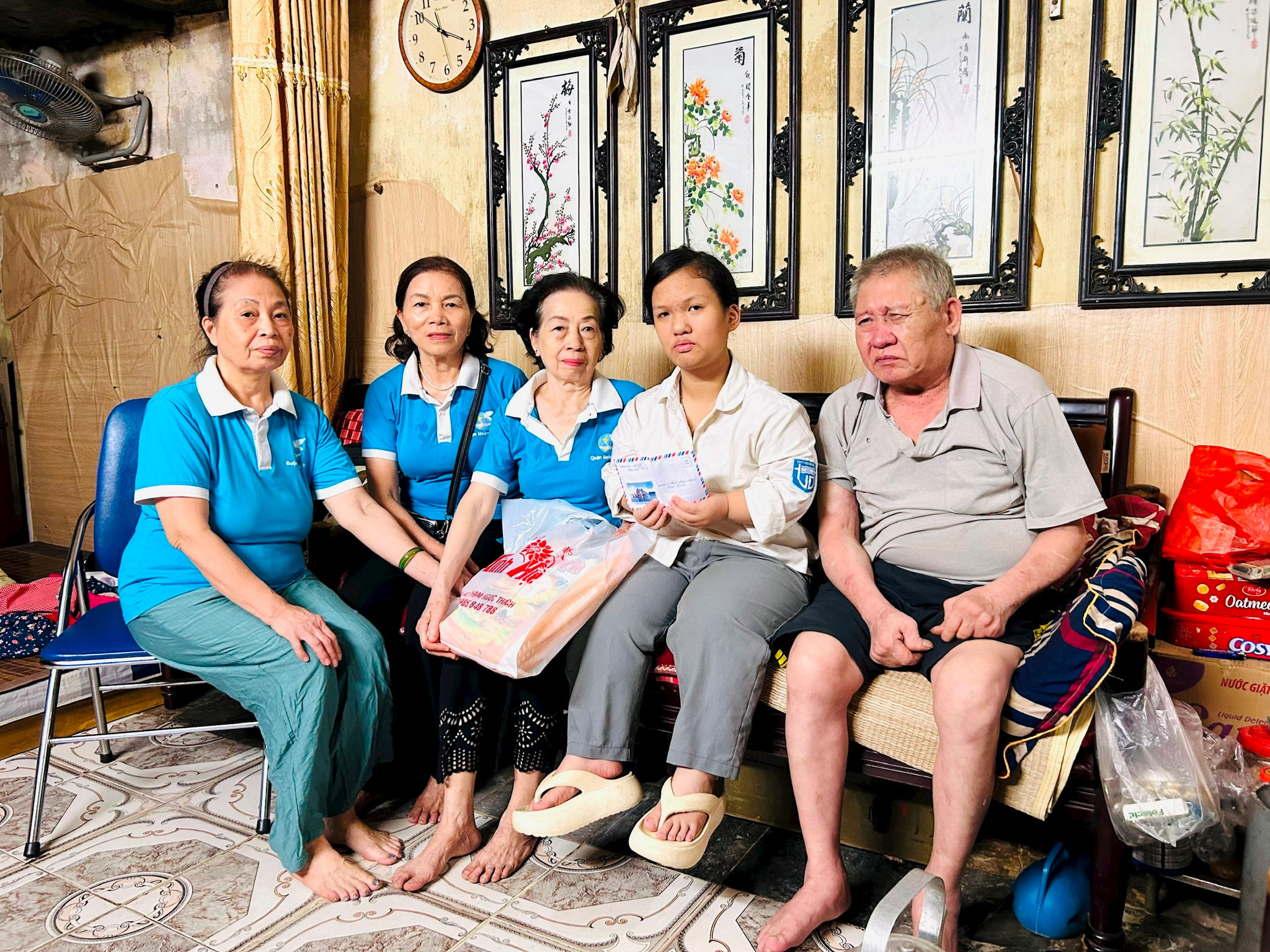 Số tiền thu được từ bán phế liệu được dùng hỗ trợ cho các hộ gia đình có hoàn cảnh khó khăn. Ảnh: Trần Oanh.