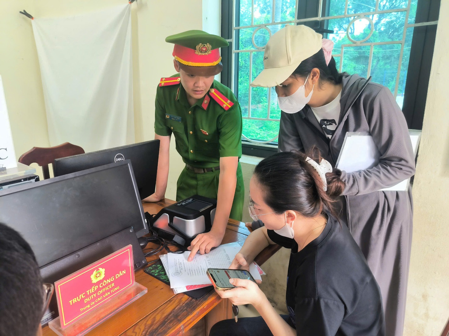 cong-an-xa-tran-phu-trien-khai-mo-hinh-quet-ma-qr-cham-diem-cong-vu-1-.jpg
