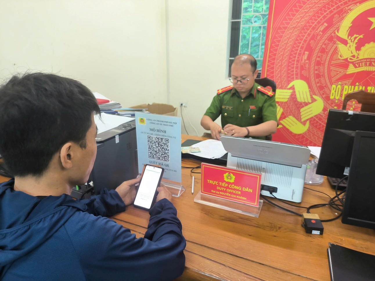 cong-an-xa-tran-phu-trien-khai-mo-hinh-quet-ma-qr-cham-diem-cong-vu-2-.jpg