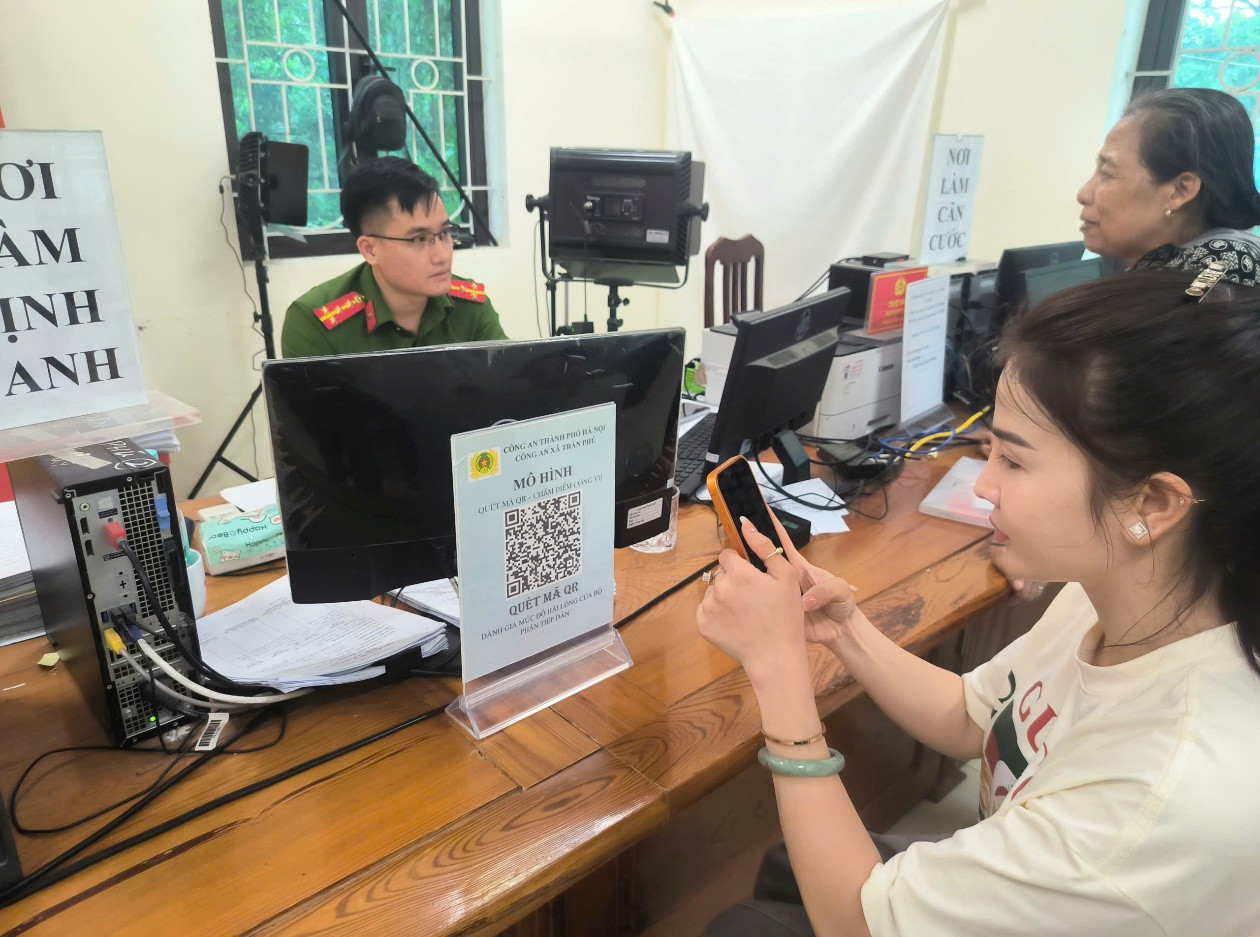 cong-an-xa-tran-phu-trien-khai-mo-hinh-quet-ma-qr-cham-diem-cong-vu-3-.jpg