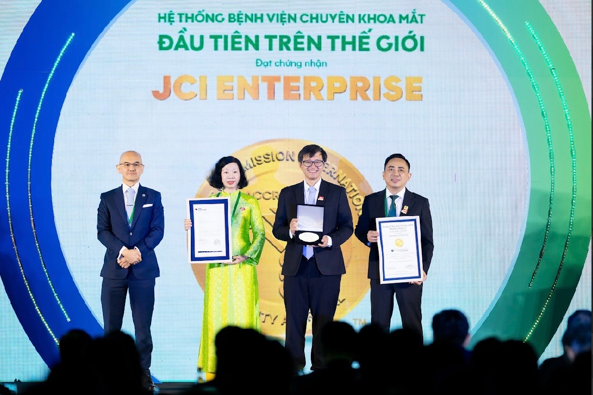 Đại diện tổ chức JCI trao chứng nhận JCI Enterprise cho Ban lãnh đạo Tập đoàn Y khoa Sài Gòn. Ảnh: BTC