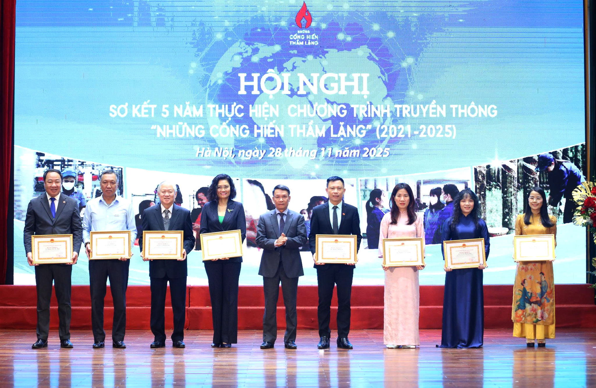 ban-to-chuc-trao-bang-khen-cua-ubnd-thanh-pho-ha-noi-tang-cac-tap-the-dong-gop-tich-cuc-cho-hoat-dong-cua-chuong-trinh-truyen-thong-nhung-cong-hien-tham-lang-.-anh-pham-hung.jpg