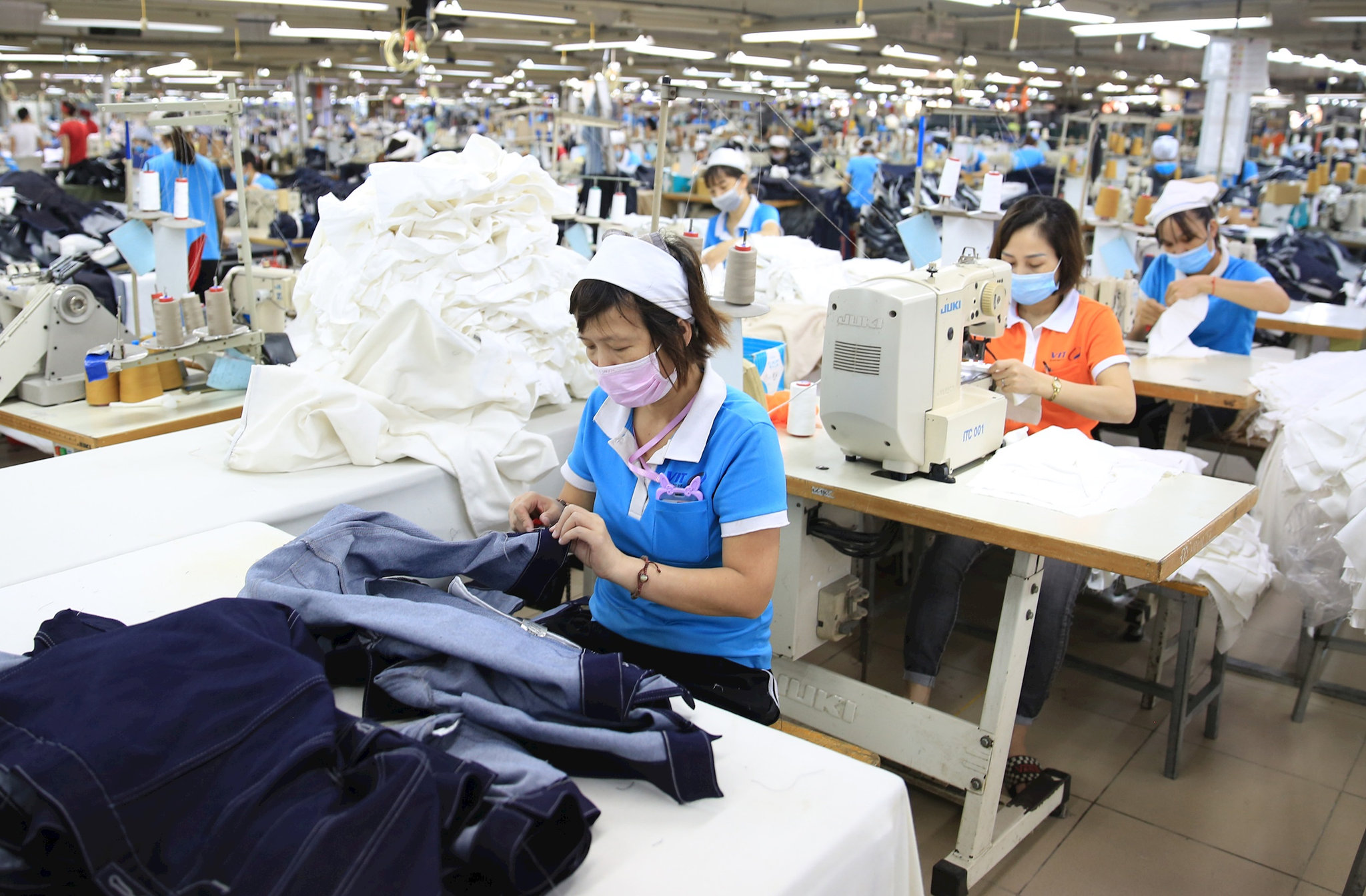 day-chuyen-san-xuat-tai-cong-ty-tnhh-may-mac-xuat-khau-vit-garment-khu-cong-nghiep-quang-minh-.-anh-do-tam.jpg