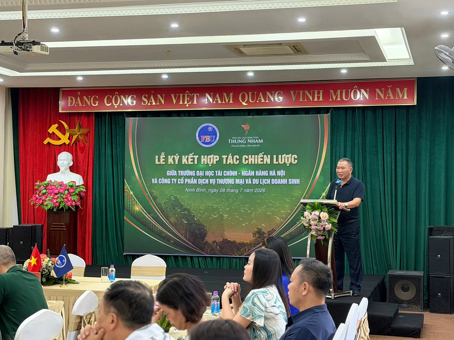 8-7-dai-hoc-tai-chinh-ngan-hang-hn-1.jpg