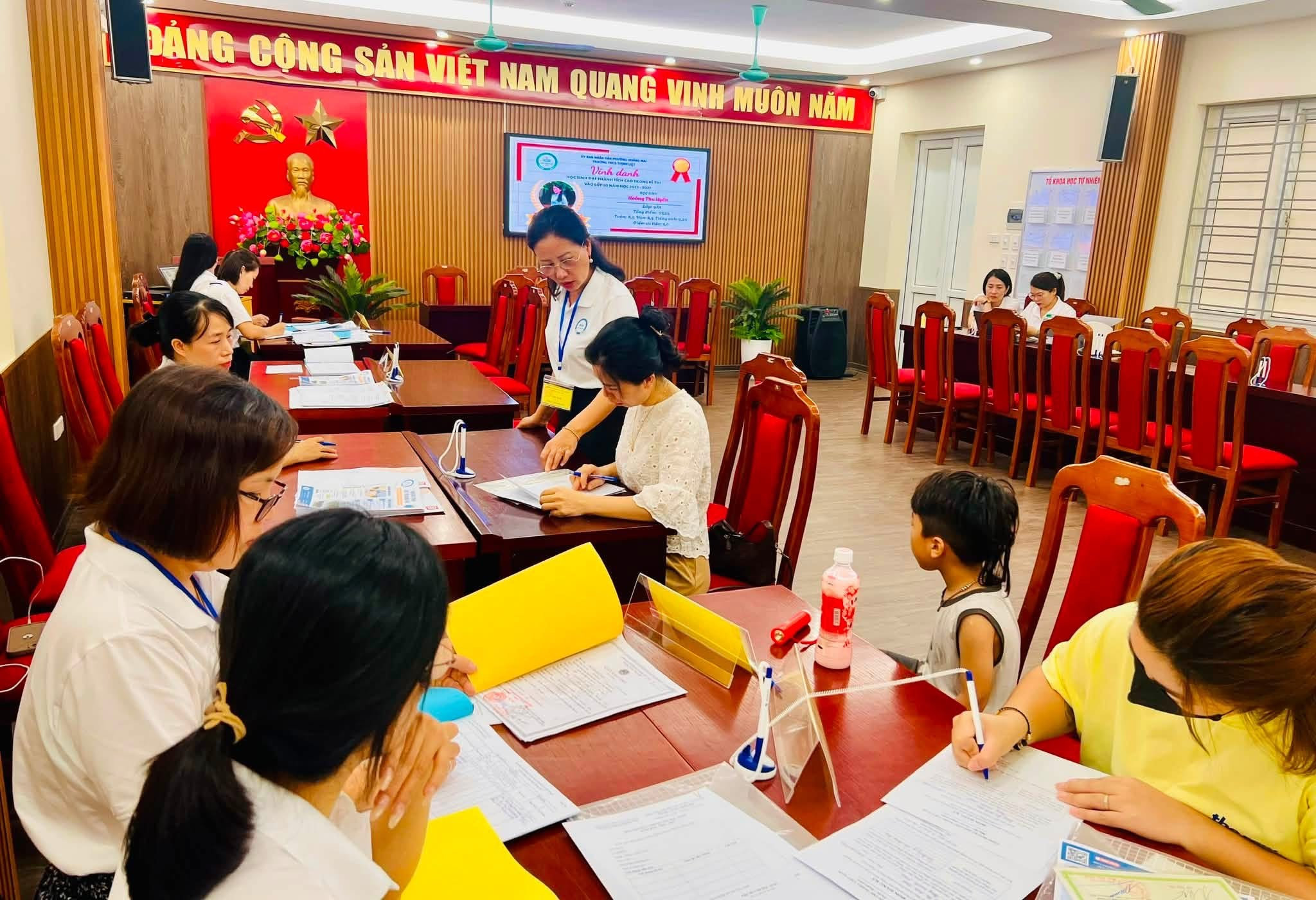 Các giáo viên Trường THCS Thịnh Liệt tư vấn, hỗ trợ cha mẹ học sinh. Ảnh: TL.
