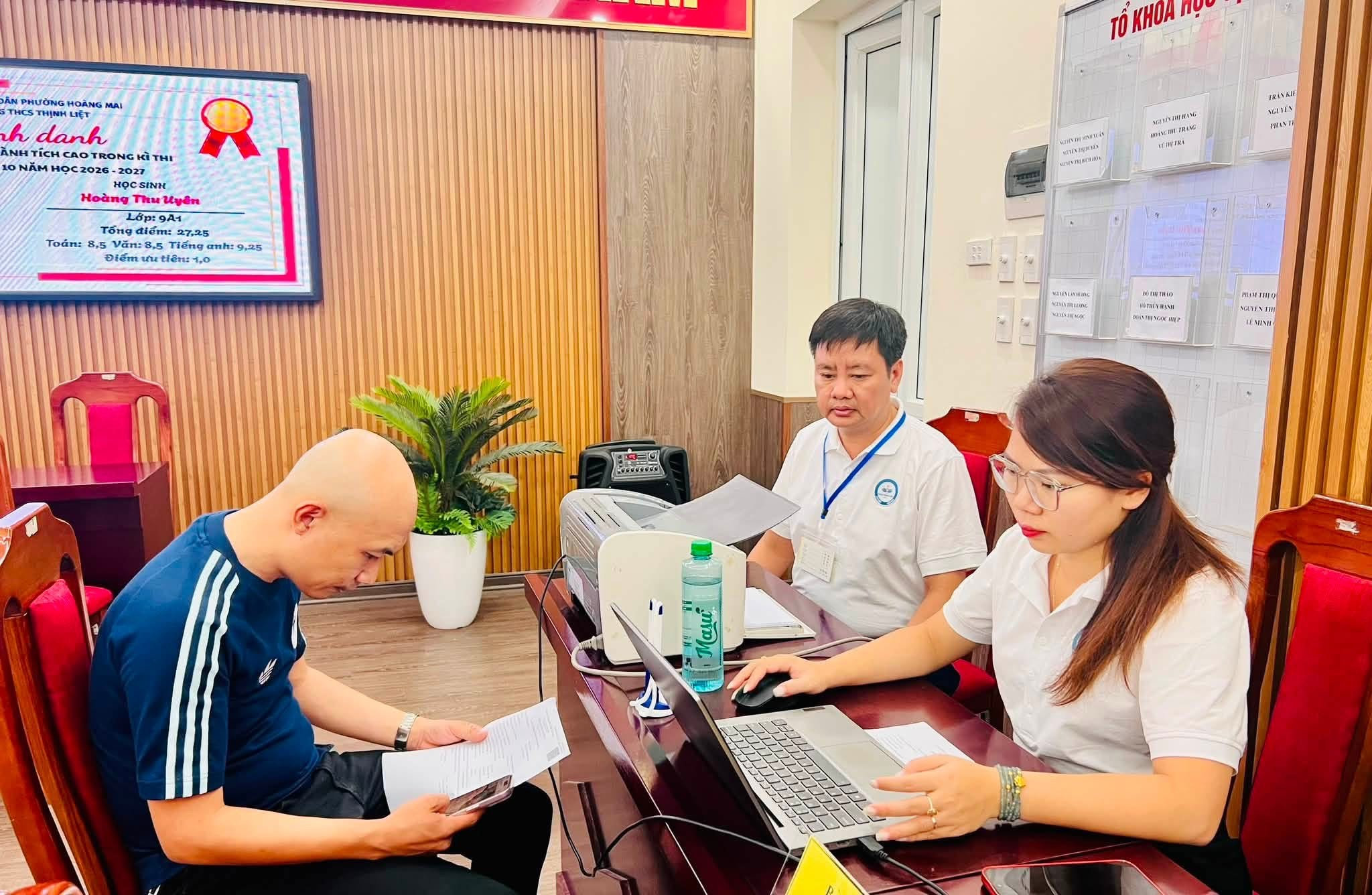 Phụ huynh được giáo viên hỗ trợ nộp hồ sơ tuyển sinh trực tuyến vào lớp 6.