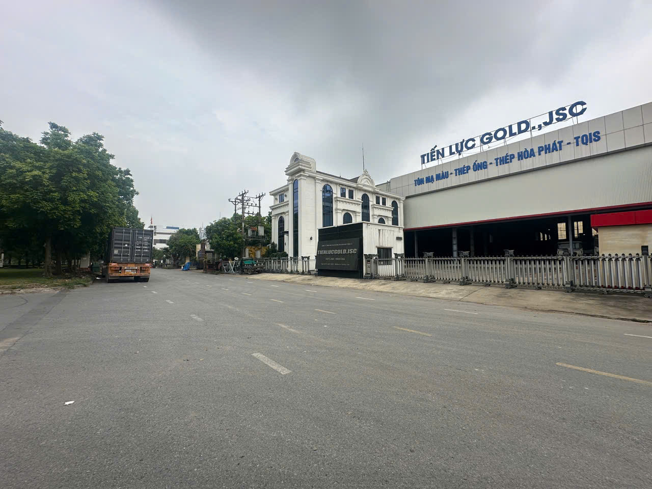 Tại vị trí đất nông nghiệp của các hộ dân bị thu hồi cách đây 20 năm, nay đã là các công trình phục vụ sự phát triển của doanh nghiệp và địa phương. Ảnh: Văn Tro