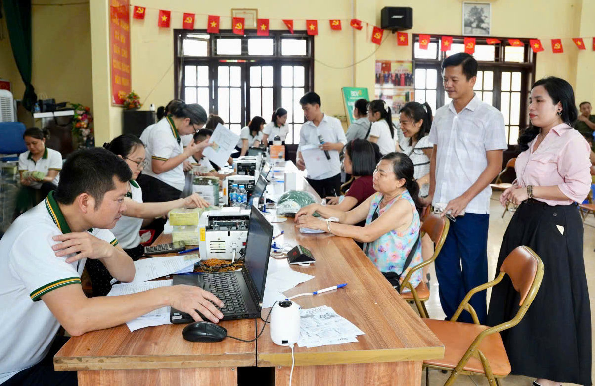 lanh-dao-xa-hong-van-kiem-tra-cong-tac-chi-tra-kinh-phi-boi-thuong-ho-tro-giai-phong-mat-bang-du-an-khu-do-thi-the-thao-quoc-te-ha-noi.-anh-trang-nam.jpg