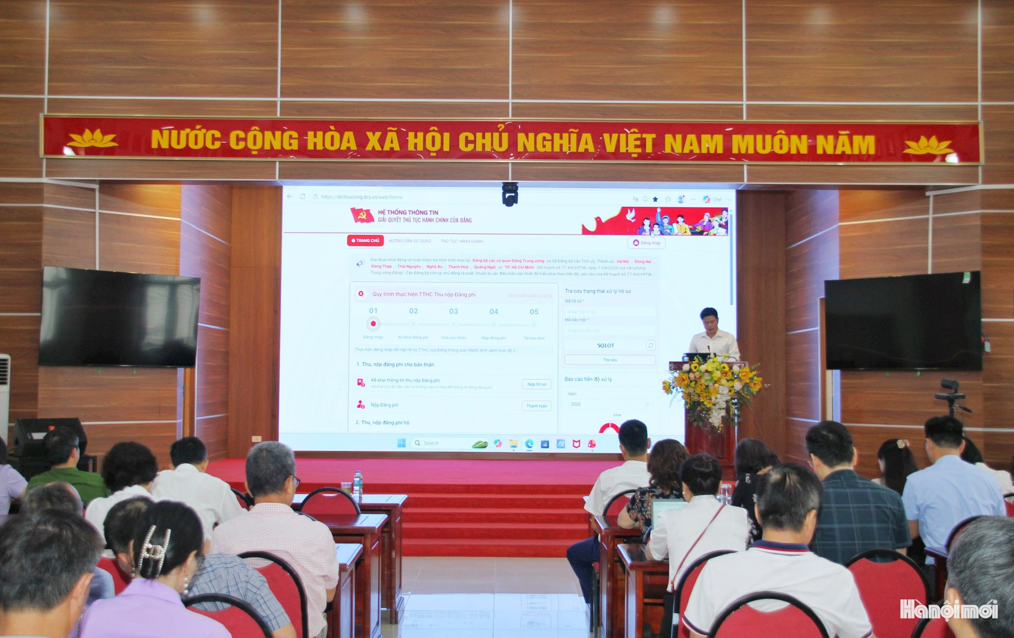 Báo cáo viên truyền đạt các nội dung về nghiệp vụ và chuyển đổi số trong công tác Đảng. Ảnh: Hoàng Vũ