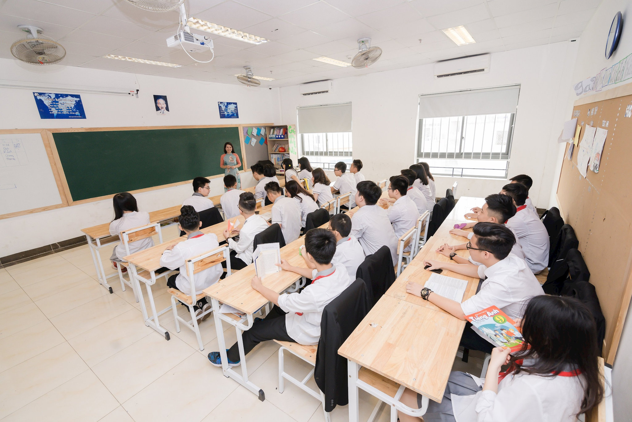 Để tiếng Anh nói riêng và các môn ngoại ngữ nói chung thực sự trở thành công cụ giao tiếp, việc xây dựng môi trường để học sinh được sử dụng thường xuyên tlà vô cùng cần thiết. Ảnh: B.M