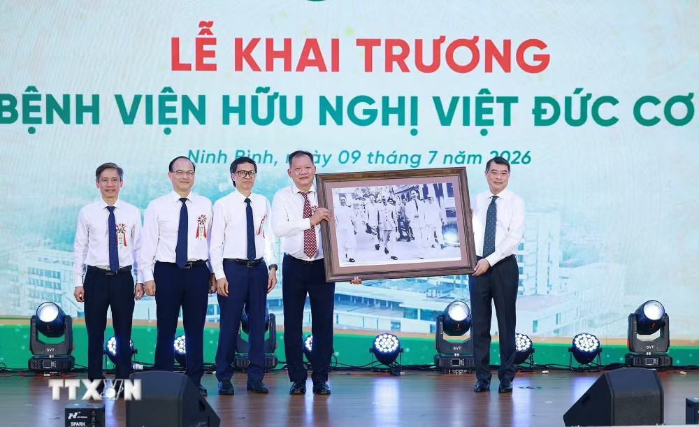 fb0c8972265f49d8f86164867992-_ttxvn-0907-thu-tuong-tham-benh-vien-viet-duc-va-benh-vien-bach-mai-co-so-ninh-binh-11.jpg