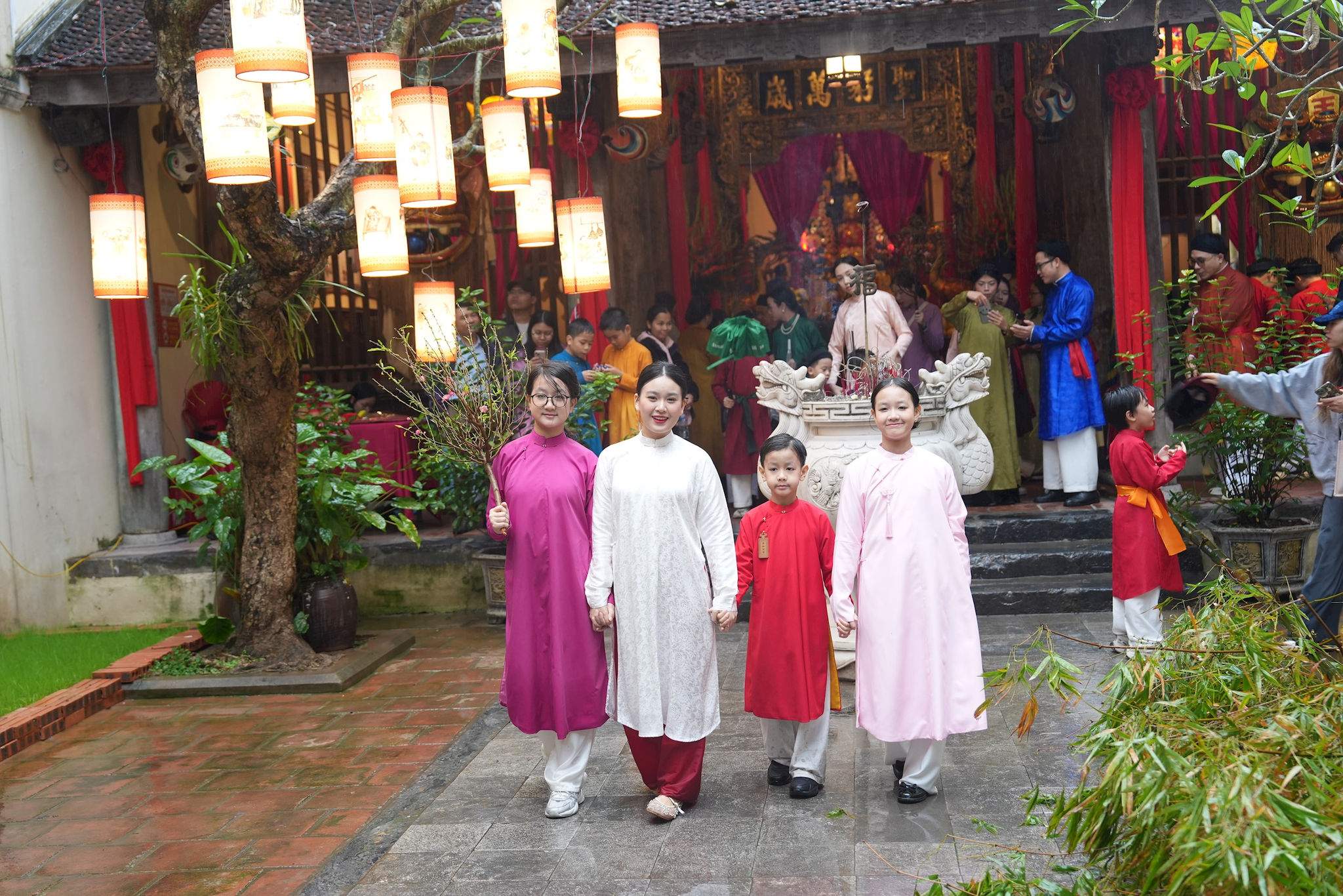 khi Thủ đô ngày một rộng hơn, quá trình đô thị hóa diễn ra nhanh hơn và đương nhiên hệ giá trị văn hóa có nhiều thay đổi. Chiều sâu văn hóa ấy được lưu giữ ngay trong mỗi nếp nhà,