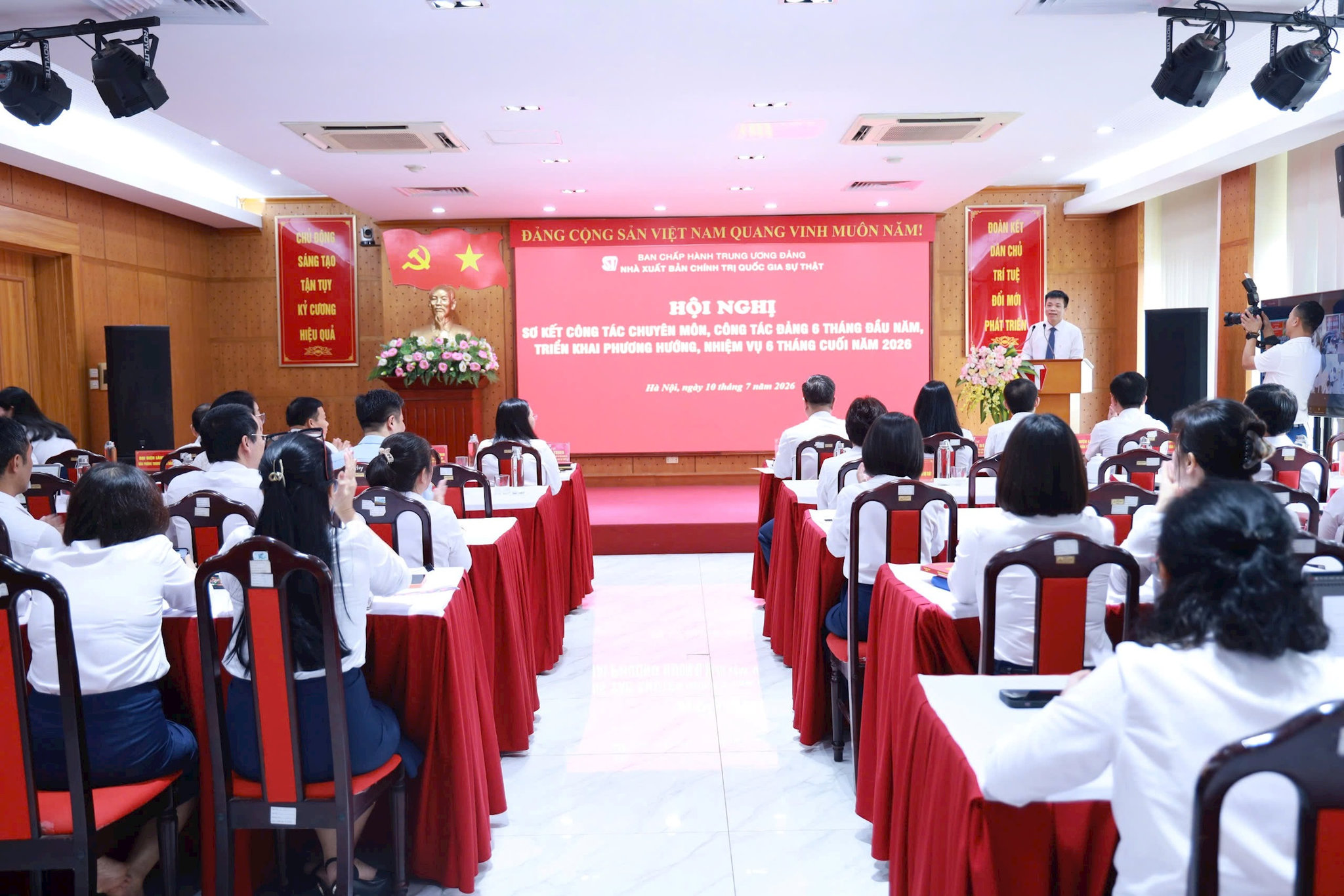 hoi-nghi-nxb.jpg