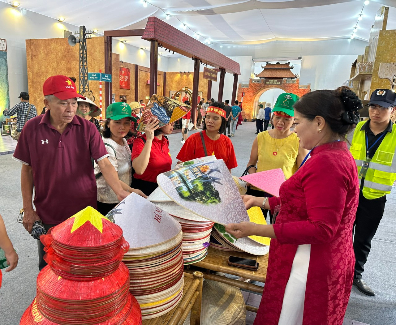 nghe-nhan-gioi-thieu-cac-san-pham-non-la-lang-chuong-den-voi-khach-hang.-anh-hoang-lan.jpg