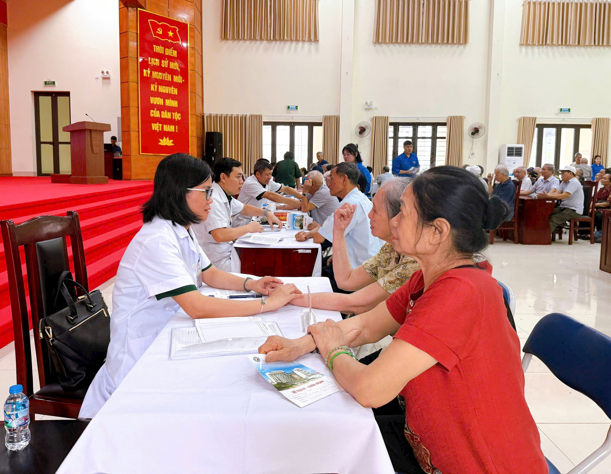 Người dân đến tư vấn và khám sức khỏe tại phường Thanh Liệt. Ảnh: Đào Tuyết