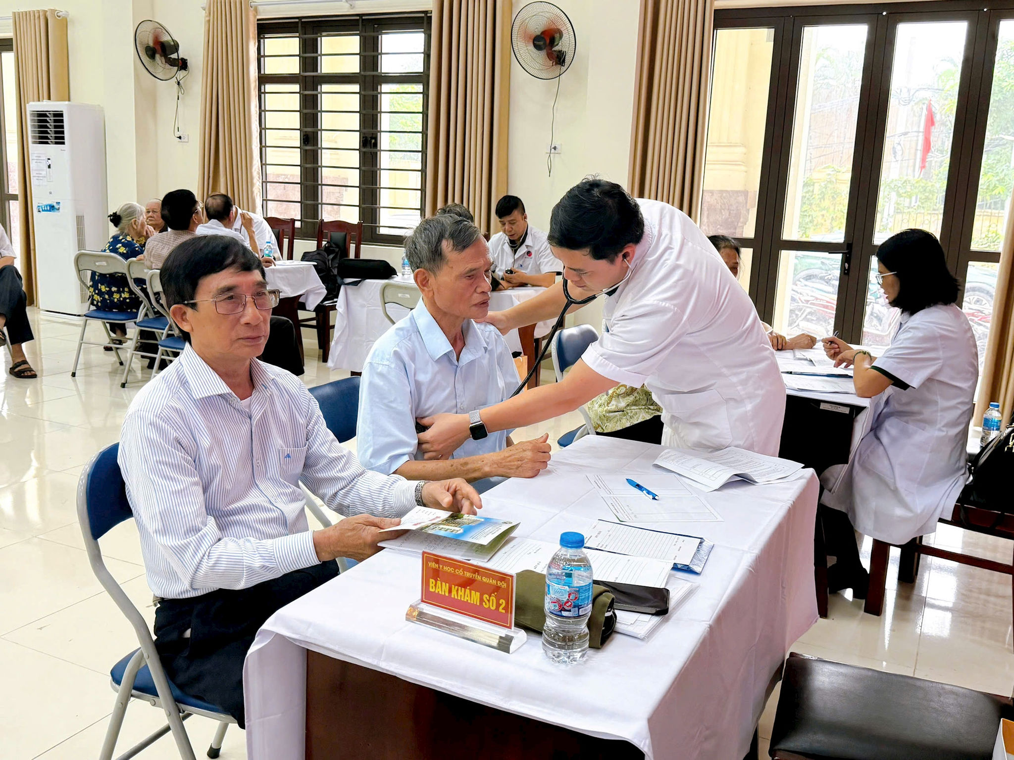 Việc triển khai chương trình khám sức khỏe miễn phí tại địa phương giúp người dân chủ động phòng bệnh từ sớm, từ xa. Ảnh: Đào Tuyết