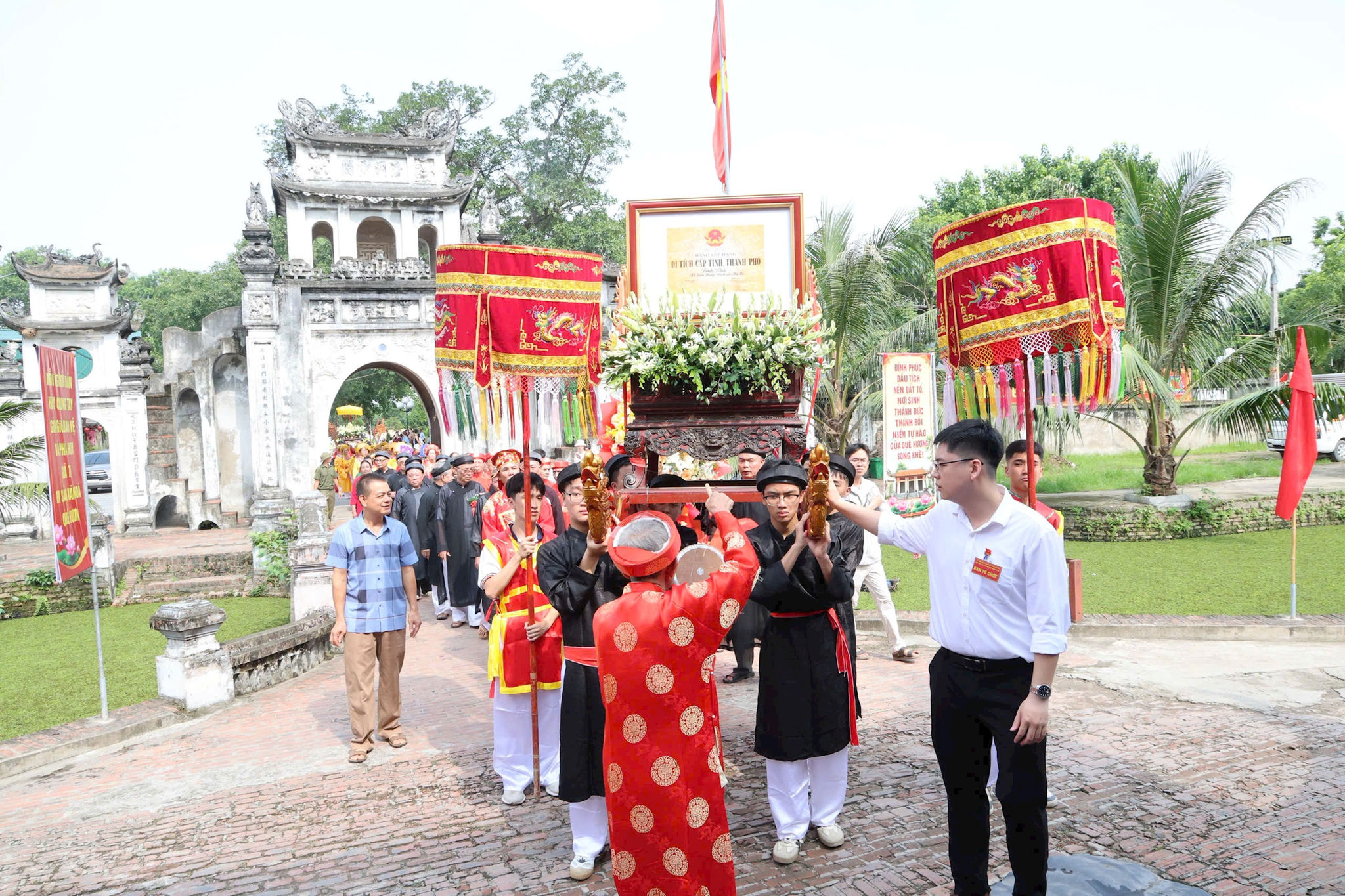 Lãnh đạo xã Tam Hưng cùng đông đảo cán bộ, nhân dân thôn Song Khê tham dự buổi lễ. Ảnh: Bình Minh 