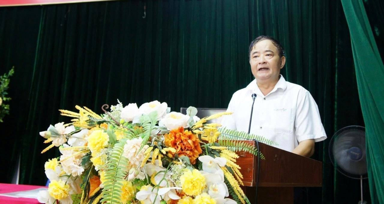 Ông Đinh Quang Vinh, Phó Bí thư Chi bộ Tổ dân phố Nam Thăng Long 3 triển khai nội dung sinh hoạt chuyên đề. Ảnh: PT
