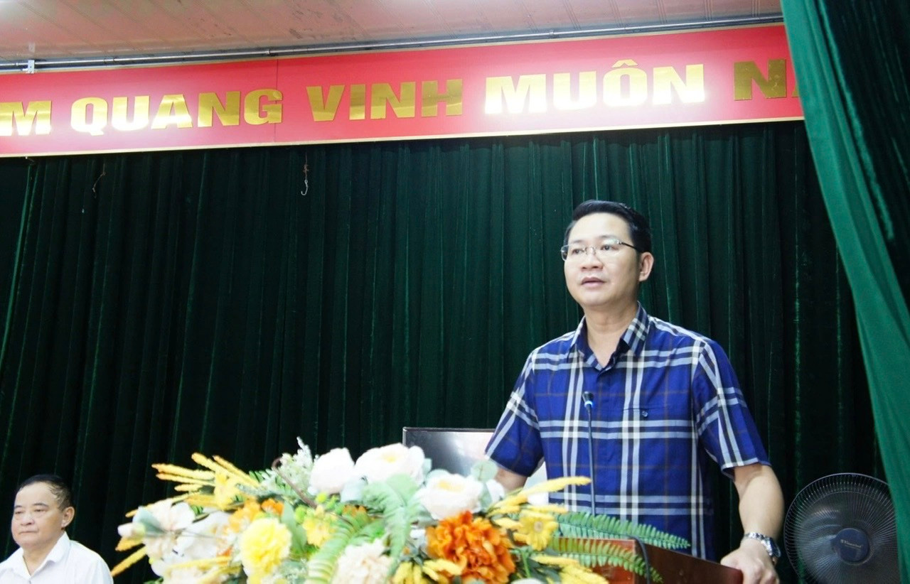 Ông Trần Quang Đạo, Phó Bí thư Thường trực Đảng ủy phường Phú Thượng phát biểu tại buổi sinh hoạt của Chi bộ Tổ dân phố Nam Thăng Long 3. Ảnh: PT