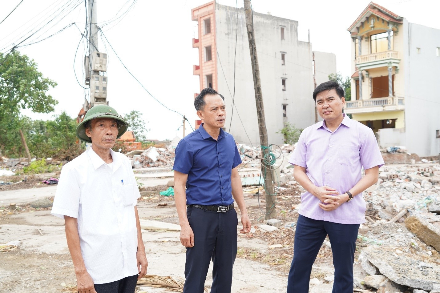 Bí thư Đảng ủy, Chủ tịch HĐND phường Chương Mỹ và Chủ tịch UBND phường Chương Mỹ Trịnh Duy Oai kiểm tra thực địa, chỉ đạo công tác giải phóng mặt bằng trên tuyến quốc lộ 6. Ảnh: Lan Oanh