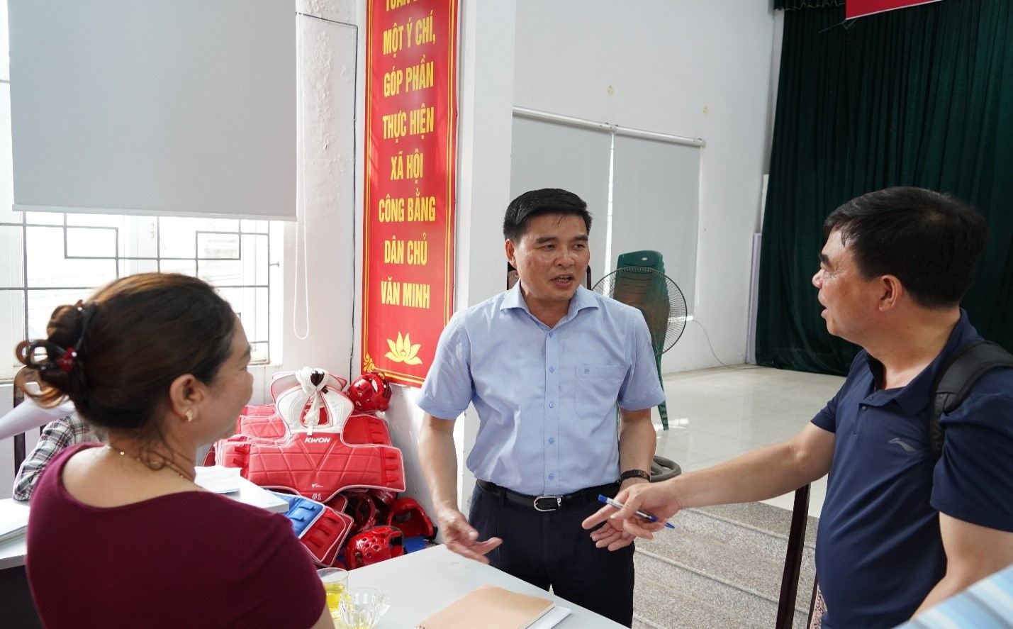 Chủ tịch UBND phường Chương Mỹ Trịnh Duy Oai trực tiếp tuyên truyền, vận động, đối thoại, lắng nghe tâm tư, nguyện vọng của các hộ dân trong diện thu hồi đất để tạo sự đồng thuận khi triển khai dự án. Ảnh: Lan Oanh