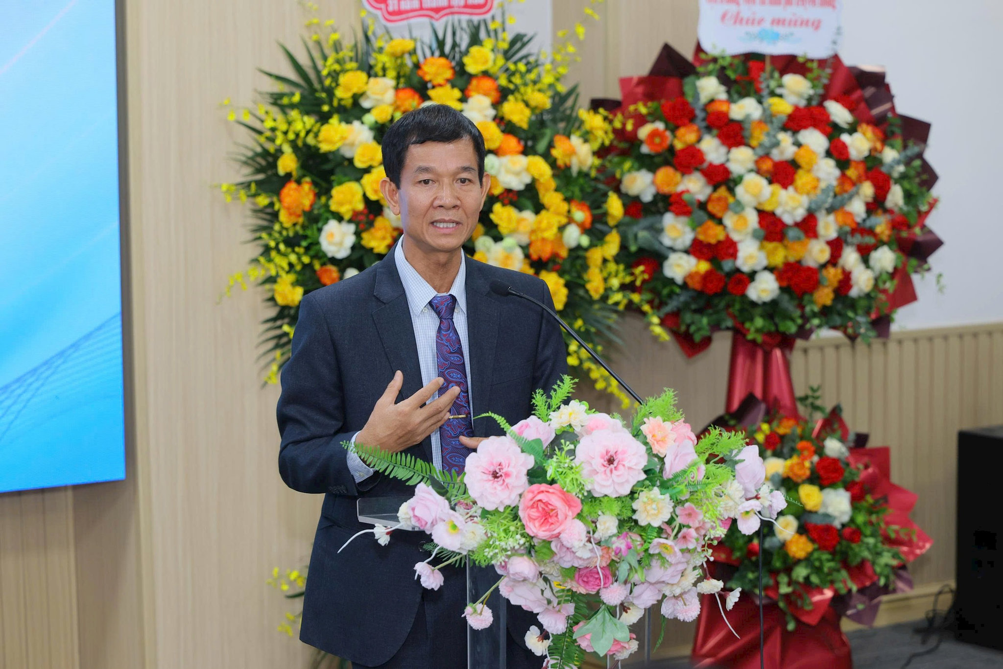 Giáo sư, Tiến sĩ Hoàng Đình Phi, Hiệu trưởng Trường Đại học Quản trị và Kinh doanh phát biểu tại lễ kỷ niệm
