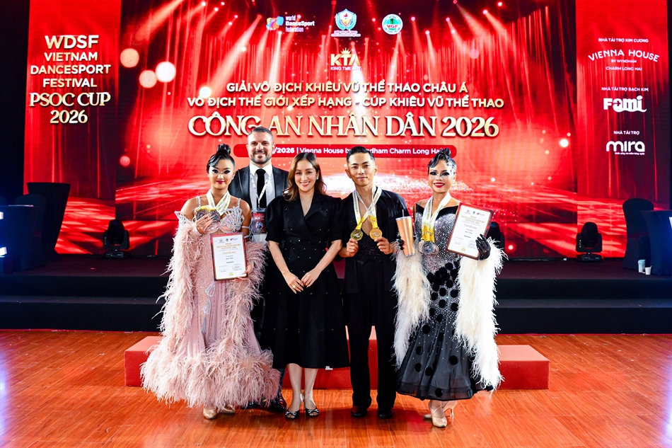 13-khanh-thi-phan-hien-cung-hoc-tro.jpg
