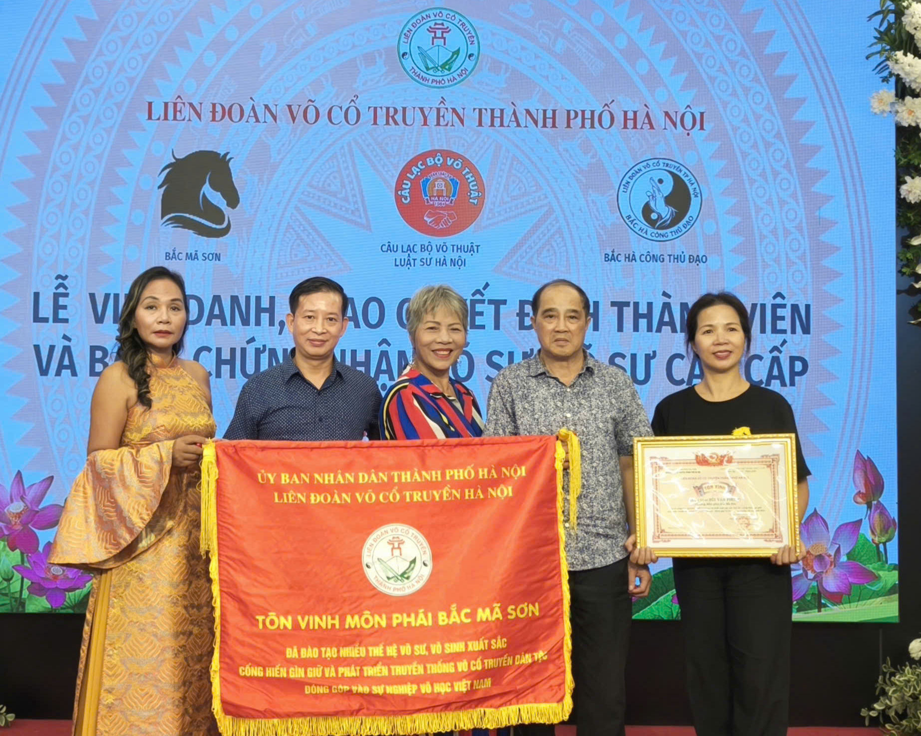 Trao bằng tôn vinh cố Đại võ sư Bùi Văn Phong