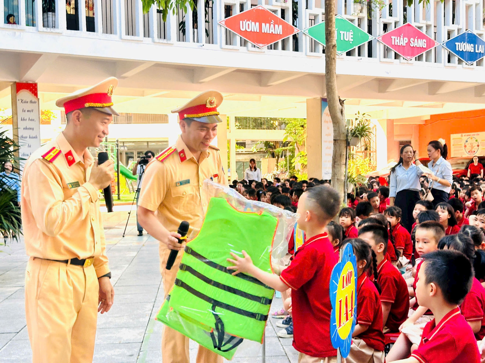 doi-canh-sat-giao-thong-duong-thuy-so-2-phong-canh-sat-giao-thong-cong-an-thanh-pho-ha-noi-tuyen-truyen-chong-duoi-nuoc-tai-truong-hoc.jpg