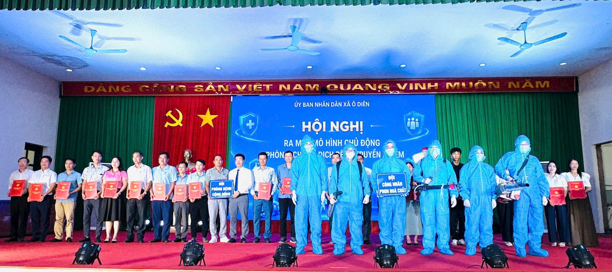 Trao quyết định thành lập các Đội phòng bệnh cộng đồng xã Ô Diên.