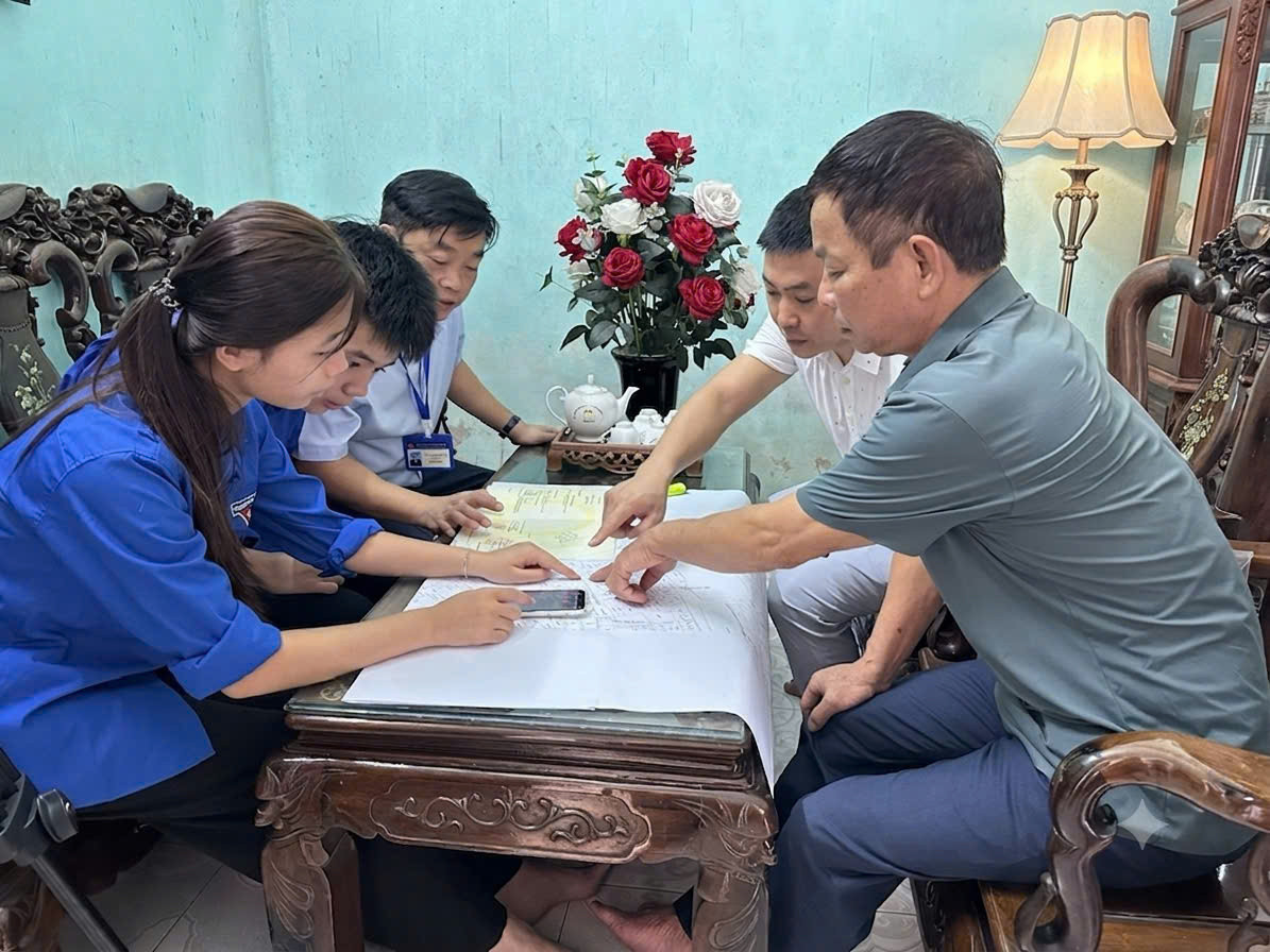 Tổ công tác rà soát, cập nhật thông tin thửa đất. Ảnh