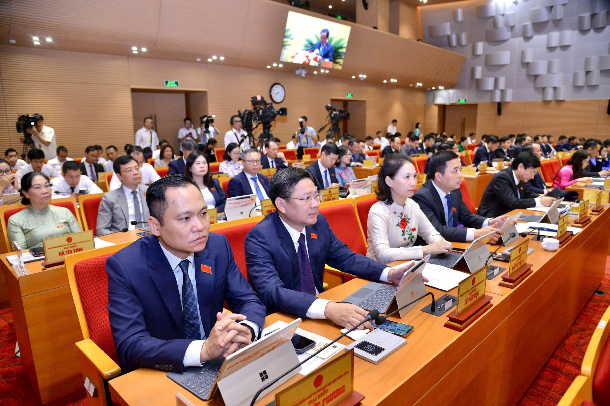 Đại biểu tham dự phiên khai mạc kỳ họp. Ảnh: Thành Thái