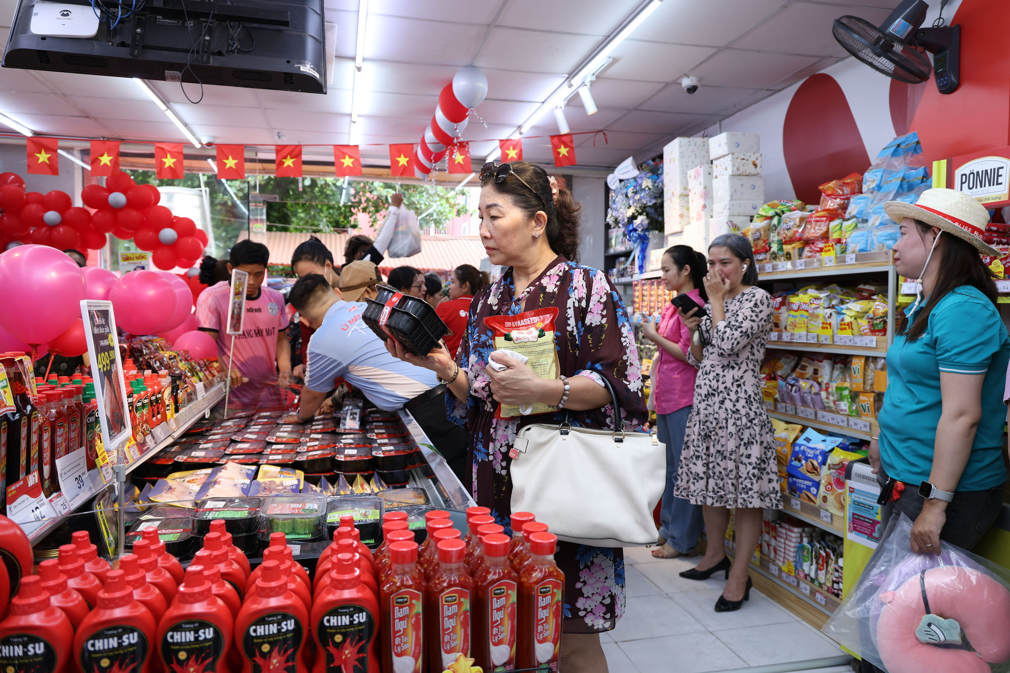 nguoi-tieu-dung-mua-thit-u-mat-meatdeli.jpg