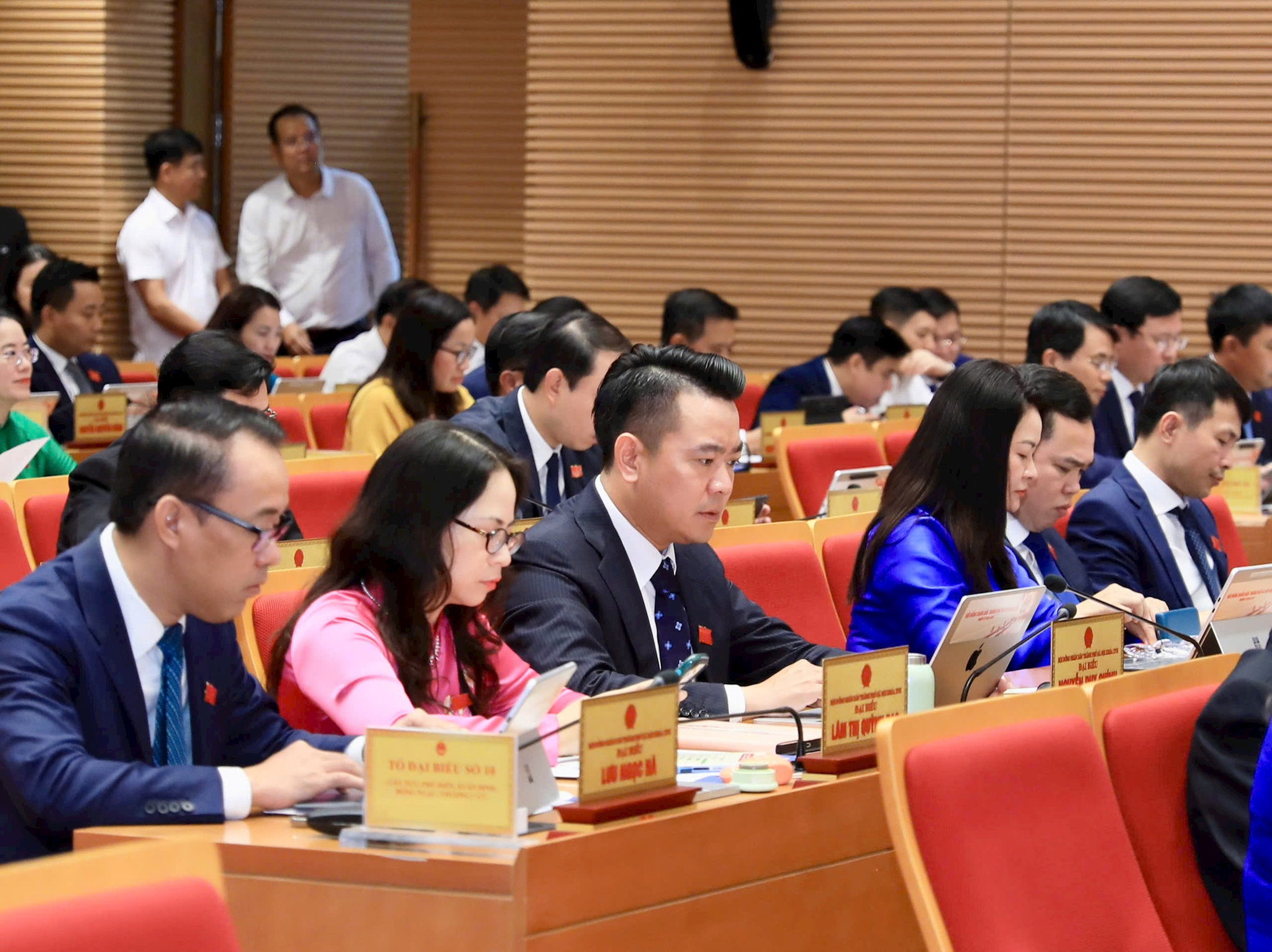 Đại biểu tham dự kỳ họp thứ năm, HĐND thành phố Hà Nội khóa XVII. Ảnh: Quang Thái