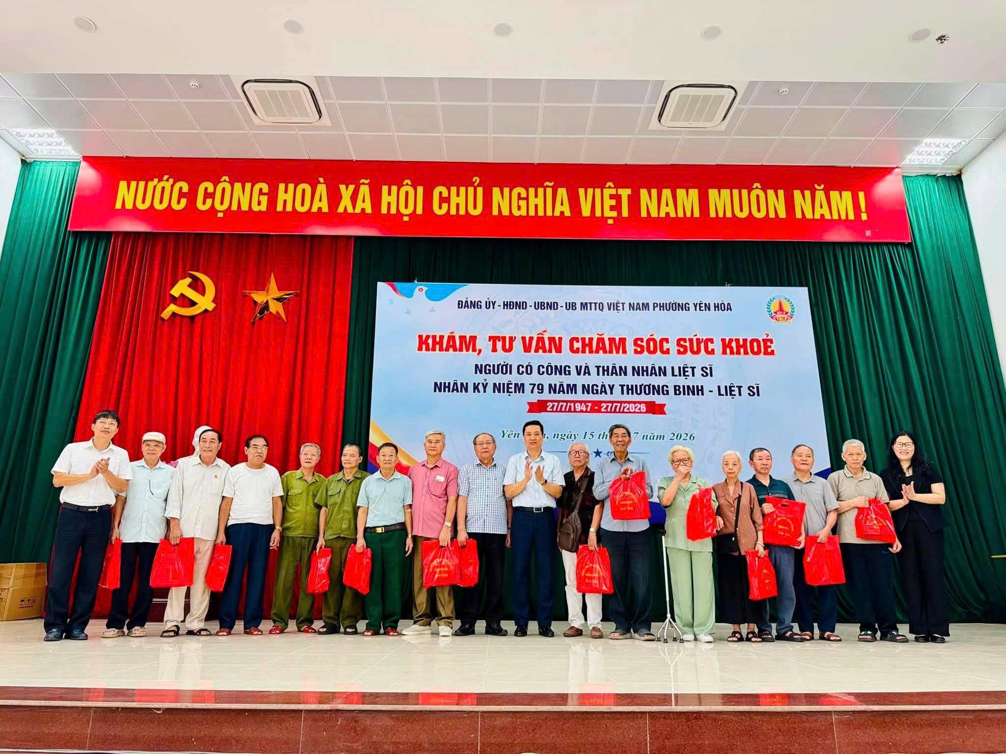 Lãnh đạo phường Yên Hòa trao quà tri ân, thể hiện sự quan tâm của cấp ủy, chính quyền địa phương đối với người có công và thân nhân liệt sĩ. Ảnh: PV