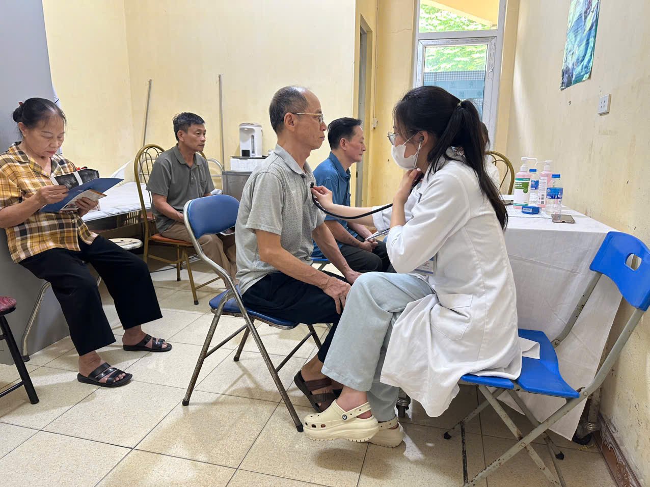 Các bác sĩ bệnh viện Đại học Phenikaa khám bệnh cho các đối tượng người có công và gia đình chính sách. Ảnh Thu Oanh