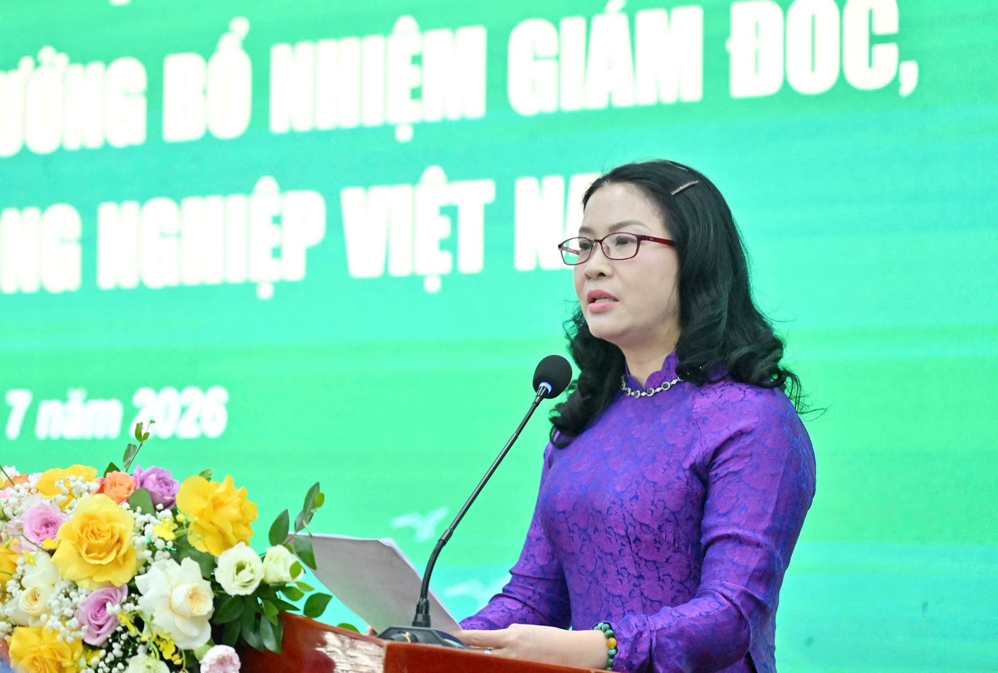 GS.TS Nguyễn Thị Lan phát biểu nhận nhiệm vụ và chia sẻ định hướng phát triển Học viện Nông nghiệp Việt Nam trong nhiệm kỳ mới. Ảnh:M