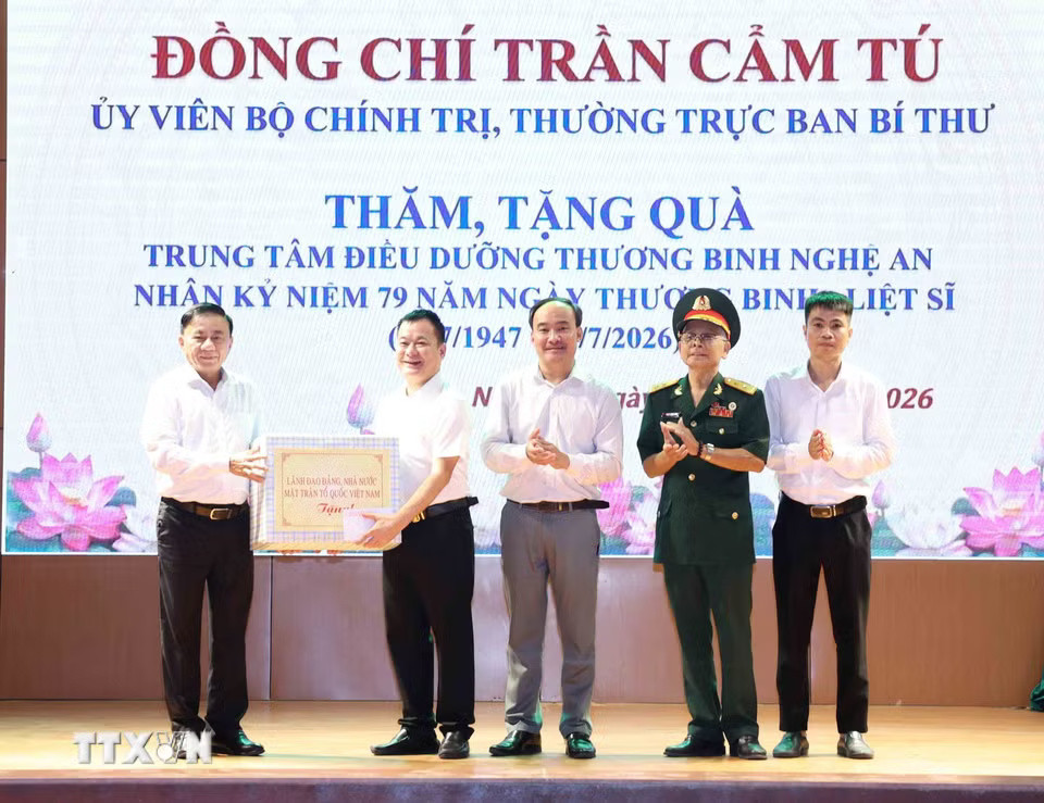 ban-bi-thu-tran-cam-tu-dang-huong-tai-khu-di-tich-quoc-gia-dac-biet-kim-lien-tang-qua-nguoi-co-cong-tinh-nghe-an11.jpg