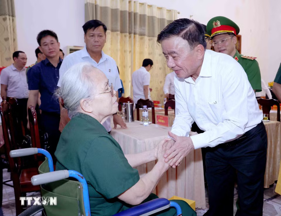 c-ban-bi-thu-tran-cam-tu-dang-huong-tai-khu-di-tich-quoc-gia-dac-biet-kim-lien-tang-qua-nguoi-co-cong-tinh-nghe-an5.jpg