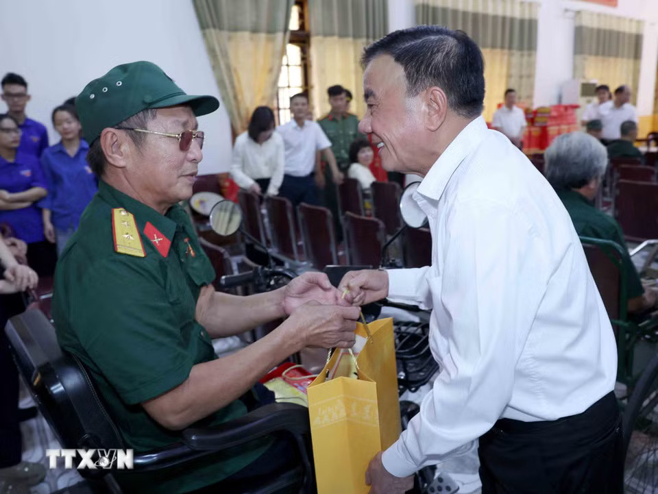 c-ban-bi-thu-tran-cam-tu-dang-huong-tai-khu-di-tich-quoc-gia-dac-biet-kim-lien-tang-qua-nguoi-co-cong-tinh-nghe-an6.jpg