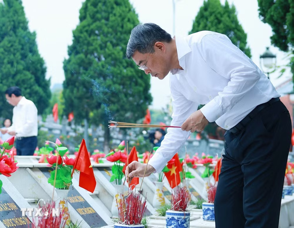 d589a47bab4ef4dbd6fc9fe4df8c5964dbd703d848b7d57-_ttxvn-thu-tuong-tuong-niem-cac-anh-hung-liet-si-tai-vi-xuyen-15-5.jpg
